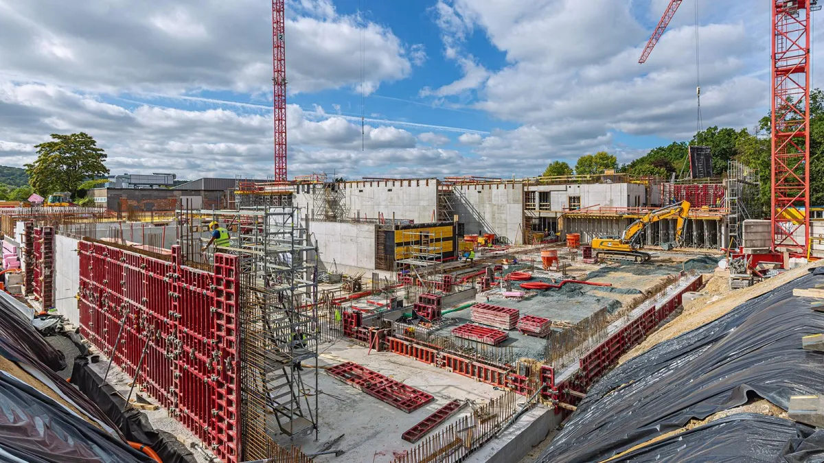 Die Rohbauarbeiten unterstützt PERI mit Schalungs- und Gerüstlösungen sowie Baustellensupport.
