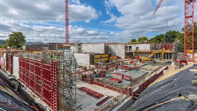 Bild: Sicheres und effizientes Arbeiten bei Gymnasium-Baustelle