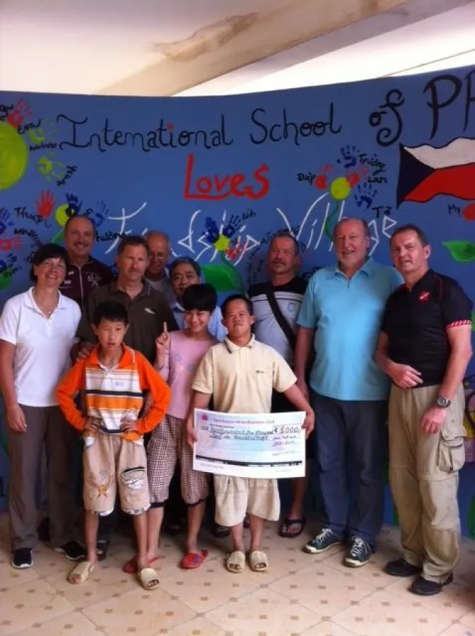 Hubert Schwarz und seine Reisegruppe bei der Scheckübergabe am 22. April im ?Dorf der Freunschaft? (Hanoi)