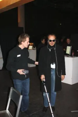 Bild: easee hilft blinden und stark sehbehinderten Menschen bei der Navigation im Alltag -Testparcours auf der IFA 09