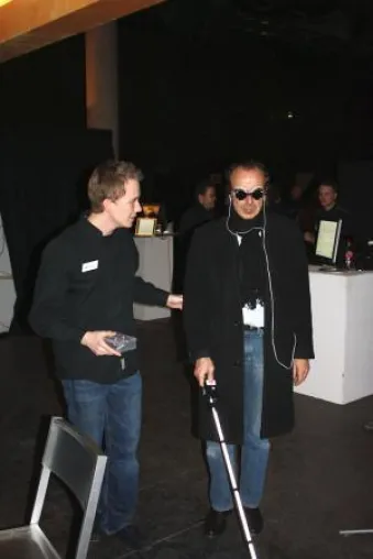 Bild: easee hilft blinden und stark sehbehinderten Menschen bei der Navigation im Alltag -Testparcours auf der IFA 09