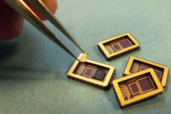 Bild: Sensor spürt unerwünschte Vibrationen auf