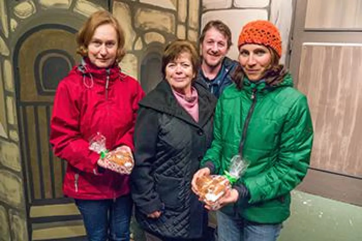 Die beiden Hauptdarstellerinnen, Spielleiter Kößlinger und Vorständin Ramoser mit dem Mandelkuchen