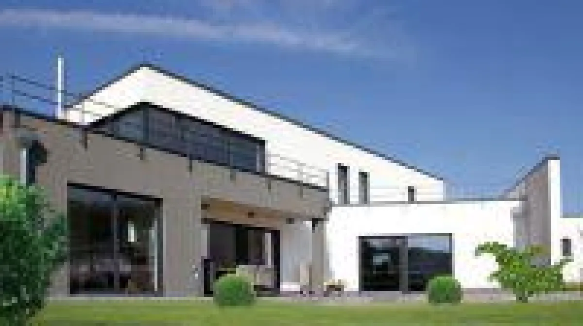 Massives Mauerwerk gilt als robust. Entsprechende Gebäudeversicherungen decken daher viele Risiken ab. Foto: KLB Klimaleichtblock