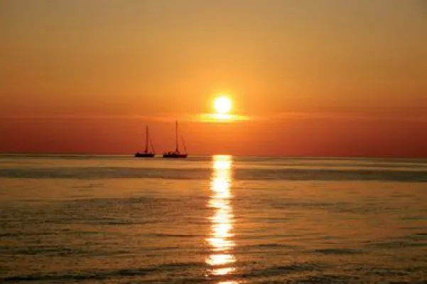 Bild: Segelrevier Kvarner - tiefblaues Meer und imposante Berge