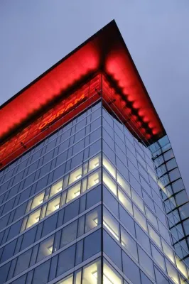 Bild: livebau solutions setzt der Osram-Zentrale die Lichtkrone auf