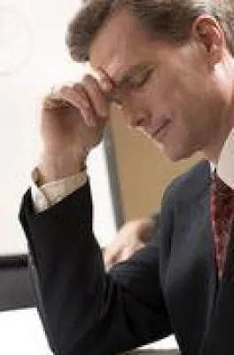 Bild: Eine Laus zwischen den Nägeln