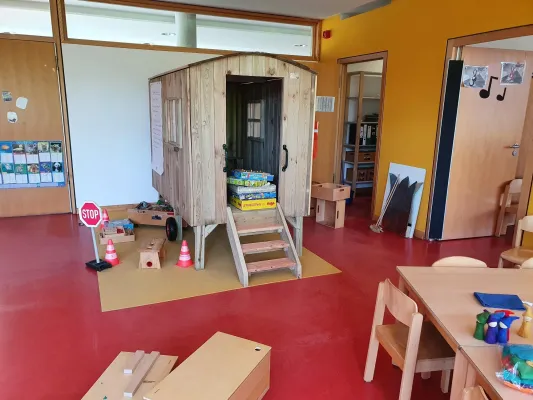 Bild: Ein Bauwagen mit allen Schikanen - Die Kindertageseinrichtungen der Diakonie Hasenbergl sind kreativ