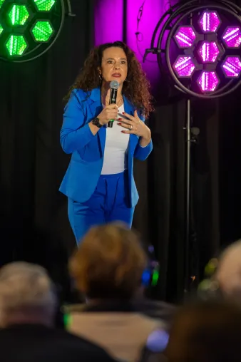 Von Wiesbaden nach New York - Marketingexpertin aus Flörsheim gewinnt 4. Internationalen Speaker Slam Bild: Von Wiesbaden nach New York - Marketingexpertin aus Flörsheim gewinnt 4. Internationalen Speaker Slam