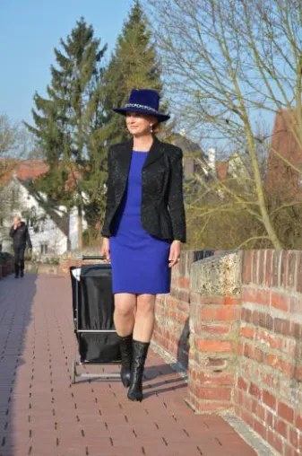 Bild: Honiggelb und royalblau sind in, so die Personal Shopperin Sonja Grau - schnell ist Pumuckl aber mit dabei