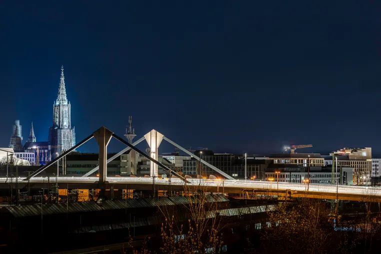 Bild: Ein leuchtendes Beispiel für Orientierung und Sicherheit.Die neue Ludwig-Erhard-Brücke in Ulm