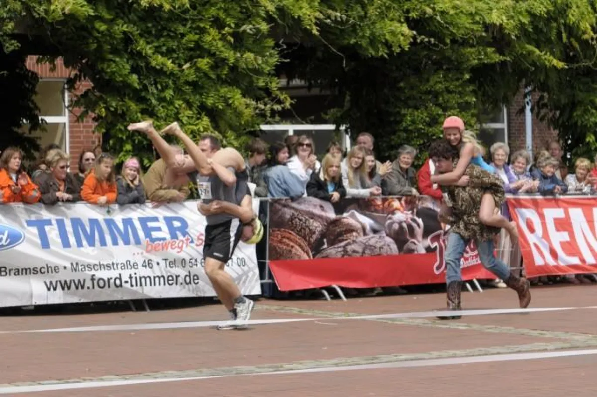 Bei der Meisterschaft im Ehefrauentragen kommt es gleichermaßen auf Kondition und Technik an.