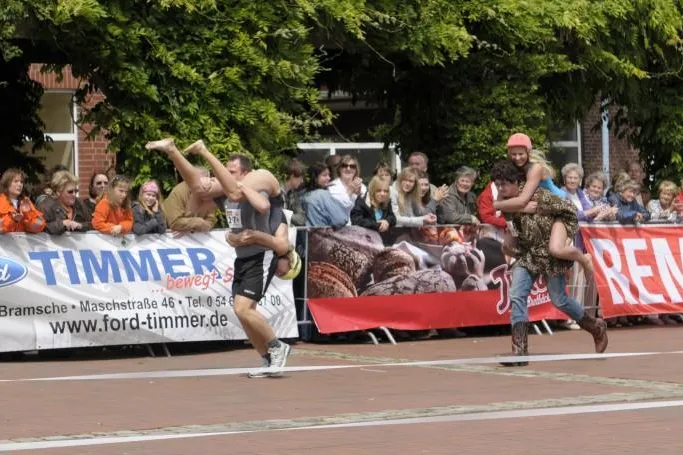 Promi-Paar Rocco & Kim tritt bei der Deutschen Meisterschaft im Ehefrauentragen an Bild: Promi-Paar Rocco & Kim tritt bei der Deutschen Meisterschaft im Ehefrauentragen an