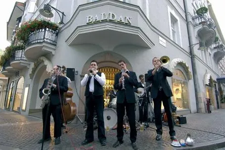 Jazz-Spektakel auf Messners „verzaubertem Berg“ Bild: Jazz-Spektakel auf Messners „verzaubertem Berg“
