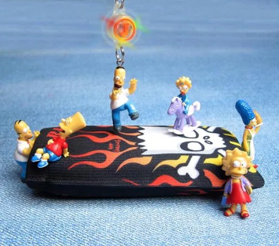 Vorlautes am Mobiltelefon: Mit J-Straps hängen die Simpsons rum Bild: Vorlautes am Mobiltelefon: Mit J-Straps hängen die Simpsons rum