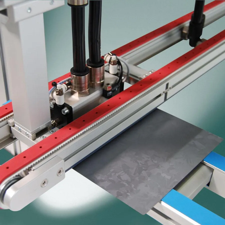 Das neue Vakuumband transportiert Wafer über Kopf mit einer Geschwindigkeit von zwei Metern pro Sekunde