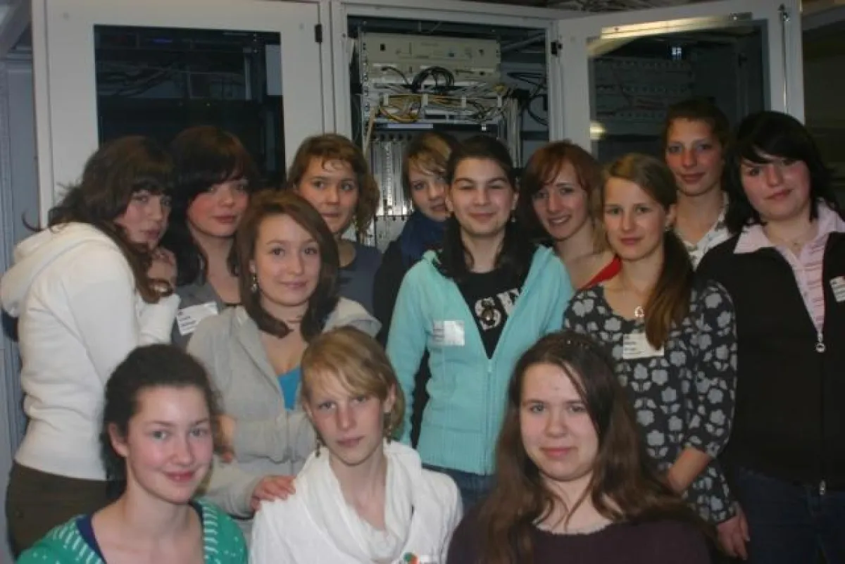 13 Gymnasiastinnen inspizieren den ifb-Server-Raum