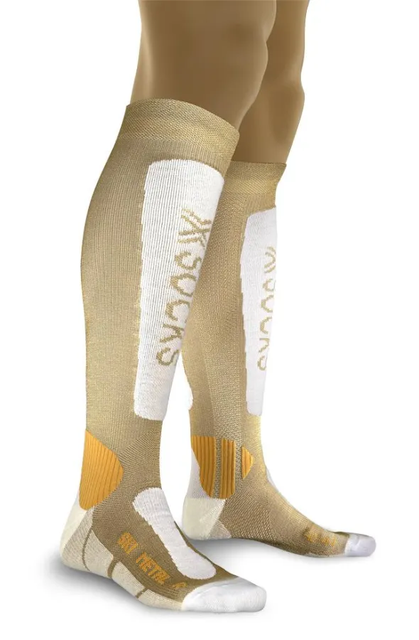 Die „Ski Metal“-Socke von X-Socks sorgt für warme Skifahrer-Füße. Das schafft das revolutionäre Material Xitanit, das die Wärmestrahlung des Fußes reflektiert.