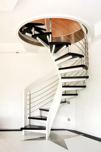 Bild: Stabile Leichtigkeit - Kontrastreiche Wendeltreppe erfüllt den Wunsch nach moderner Architektur