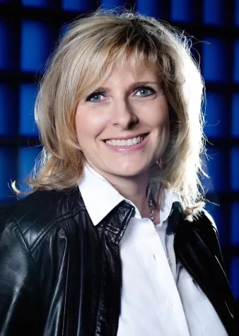 Bild: "Lernen bringt Licht ins Dunkel" - Susanne Reichert liest zugunsten der Blindenschule CPFAM in Kamerun