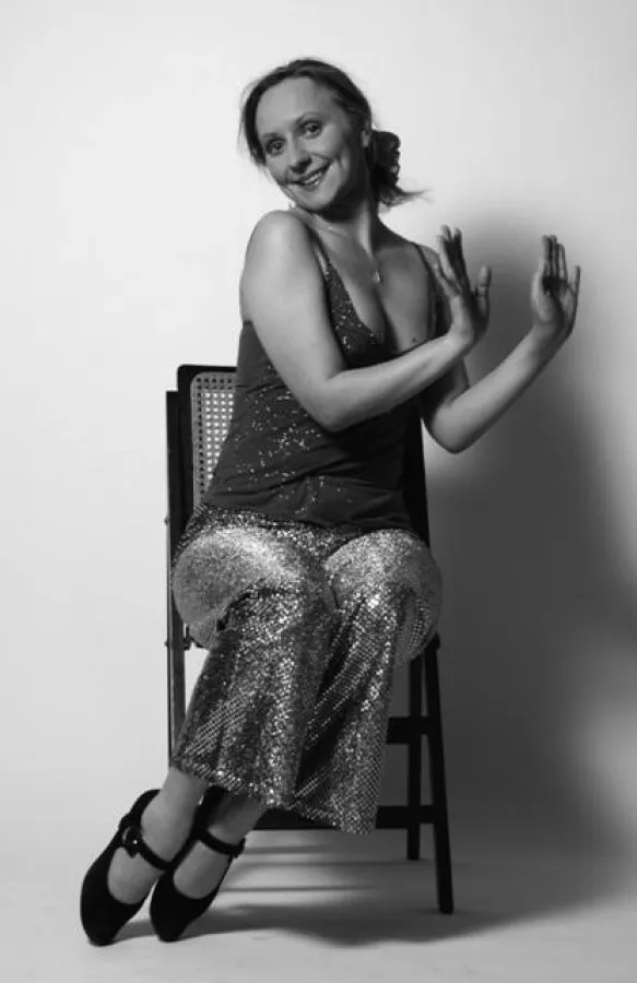 Tanzt sich durch ihr Künstlerleben: Mona Rondorf (Benita Brunnert)