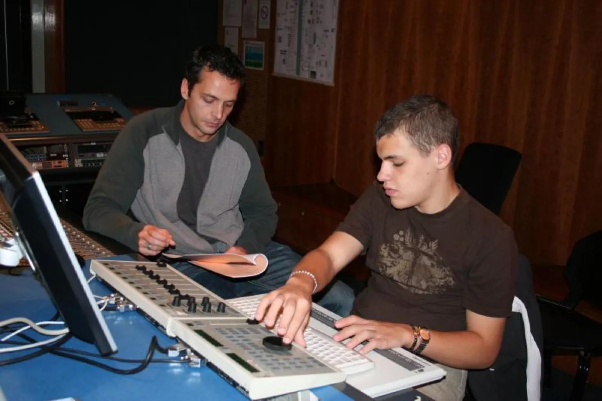 Blinder arbeitet im Tonstudio