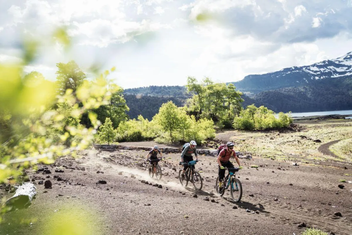 Jeder Griff muss sitzen - Baschi Bender setzt bei solchen Aufnahmen den EVOC STAGE CAPTURE 16l ein.