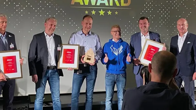 Bild: Peter Hönighaus, Tim Geschke & Marius Reinländer mit HolzLand Award als „Einzelhändler des Jahres 2022“ geehrt