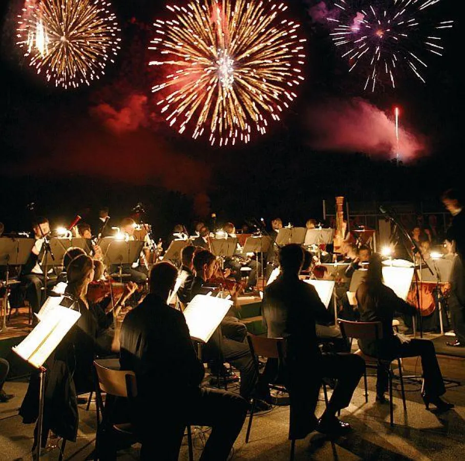 Feuerzauber: Der visuelle Paukenschlag zum Abschluss des Sommernachtskonzerts. Bildnachweis: Bad Reichenhaller Philharmonie