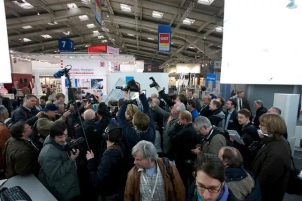 Bild: Bankgeschäfte mit dem neuen Personalausweis: XCOM und biw präsentierten CeBIT-Highlight