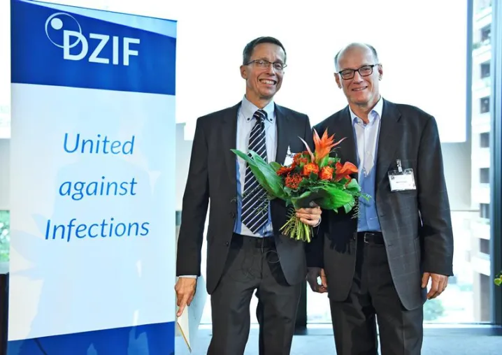 Der DZIF-Preis für translationale Infektionsforschung 2017 geht an Andreas Peschel Bild: Der DZIF-Preis für translationale Infektionsforschung 2017 geht an Andreas Peschel