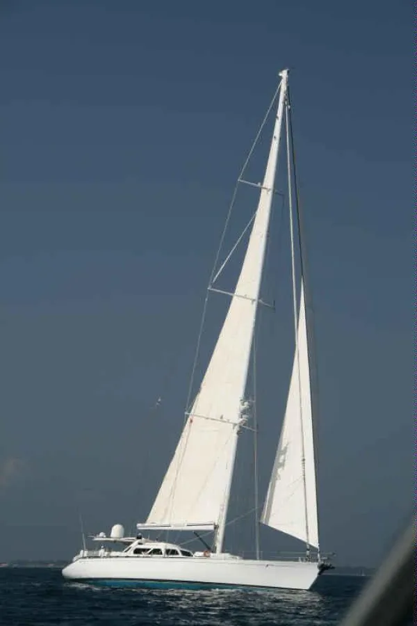 Mega-Segelyacht vor der dalmatinischen Küste