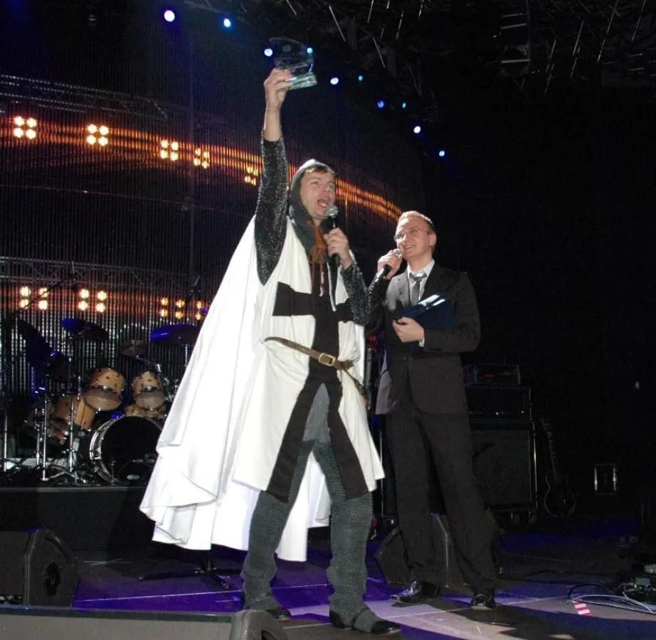 Dominik Klimek von Ortel Mobile überreichte Steffen Möller (links) eine Auszeichnung für sein besonderes Engagements um die deutsch-polnische Freundschaft. (Bild: G. Suchy-GS Agentur)