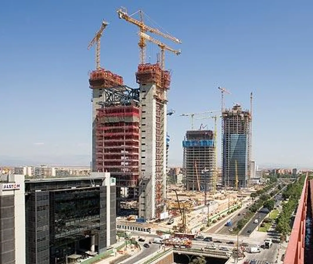 Der spanische Wolkenkratzerkomplex Cuatro Torres im August 2006: Der Torre Repsol (links) und der Torre de Cristal (Mitte) haben die 100-Meter-Marke überschritten; der Torre Espacio (rechts) ist mit ü