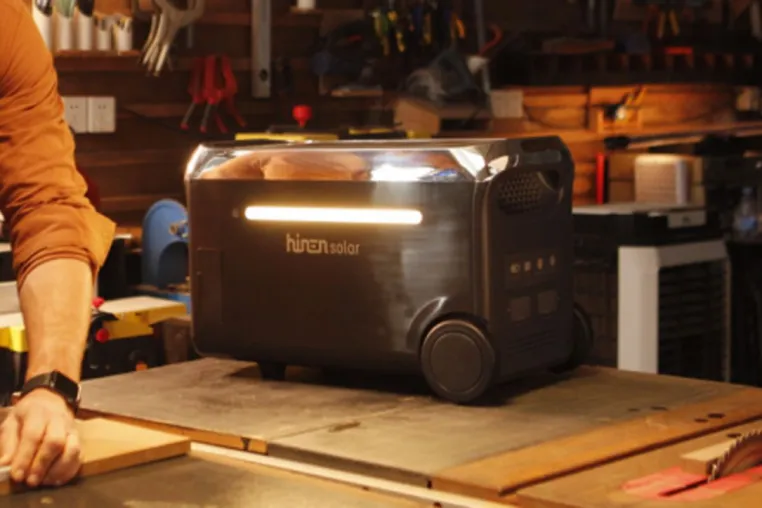 Bild: HinenSolars Autobatterien übertrumpfen Blei-Säure-Batterien.
