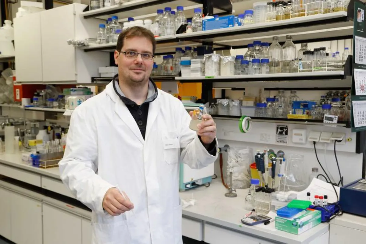 Mirko Basen in seinem Labor. (Foto: Dettmar/Goethe-Universität)