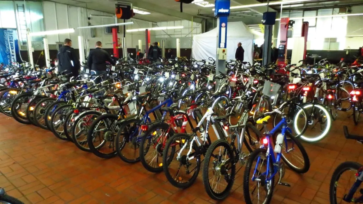 Kurz vor 12:30 Uhr steht die Werkstatthalle voller Fahrräder.