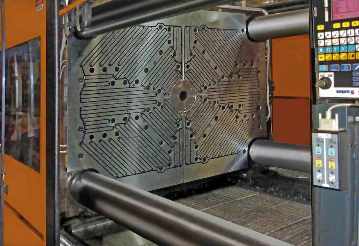 ROEMHELD bietet 7 verschiedene Ausführungen seiner M-TECS-Magnetspannsysteme (Foto: ROEMHELD).