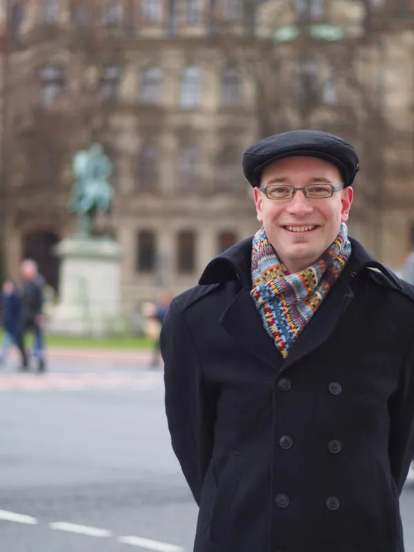 Lasse Gerrits forscht zu komplexen Netzwerken, unter anderem zum Schienennetz und zum Störungsmanagement bei Problemen in diesem komplexen System. (Apiradee Gerrits/Universität Bamberg)