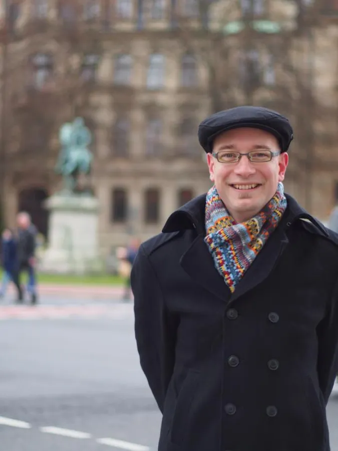 Lasse Gerrits forscht zu komplexen Netzwerken, unter anderem zum Schienennetz und zum Störungsmanagement bei Problemen in diesem komplexen System. (Apiradee Gerrits/Universität Bamberg)