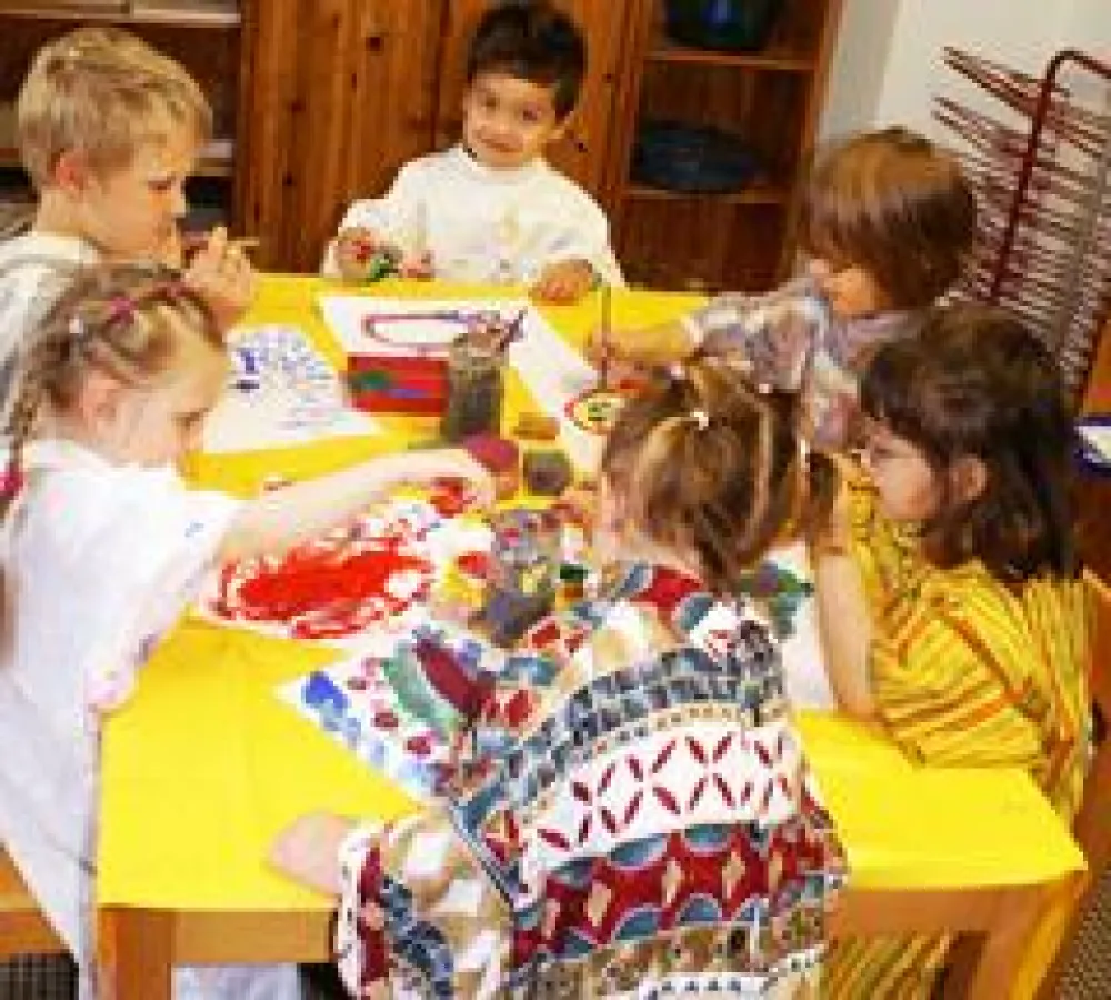 Kinder des Kinderhaus der kleinen Füße malen Weihnachtsmotive für GFOS