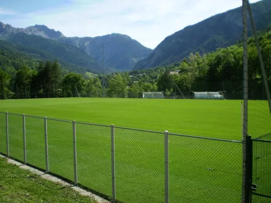 Bild: Eine nicht alltägliche Auswechslung beim Fußball: das Spielfeld