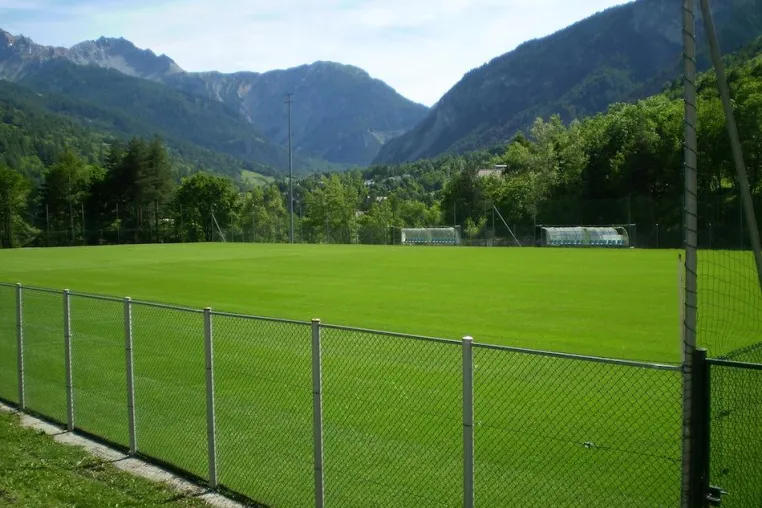 Bild: Eine nicht alltägliche Auswechslung beim Fußball: das Spielfeld