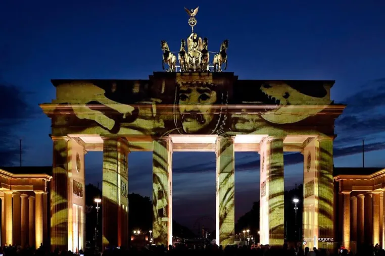 Sandkunst - neues Theater am Gendarmenmarkt Bild: Sandkunst - neues Theater am Gendarmenmarkt