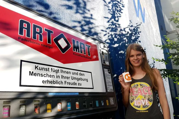 Bild: Kunstautomat Paderborn: Junge Schülerin mit ihrer Kunst als „Talent“ im Art-O-Mat