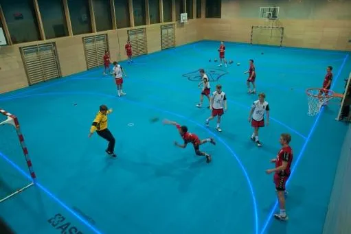 Weltneuheit: LUCIO lässt Linien leuchten - Gläserner Sporthallenboden mit von unten beleuchteter Linienführung Bild: Weltneuheit: LUCIO lässt Linien leuchten - Gläserner Sporthallenboden mit von unten beleuchteter Linienführung