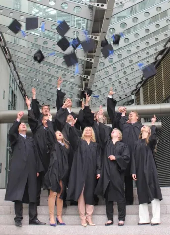 Bild: Bachelor-Studenten feiern Bachelor-Abschluss