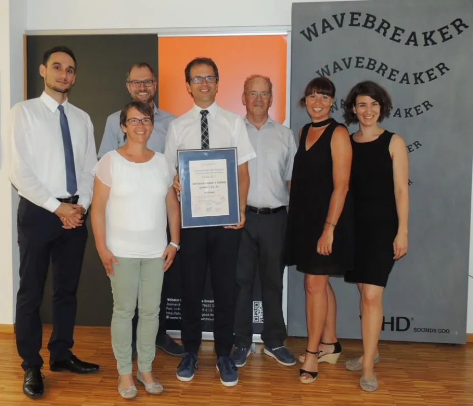 Ausgezeichnete Unternehmerfamilie mit Gratulanten (v. li.): Philipp Hilsenbek (Geschäftsbereichsleit