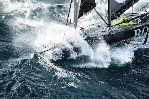 Bild: Alex Thomson startet zur Vendée Globe auf HUGO BOSS. Gleistein Ropes ist „Offizieller Tauwerkaustatter“