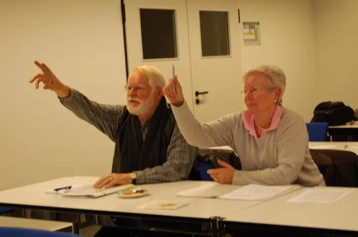 Bild: Studenten unterrichten Senioren / Studentisches Projekt treibt Generationenaustausch voran